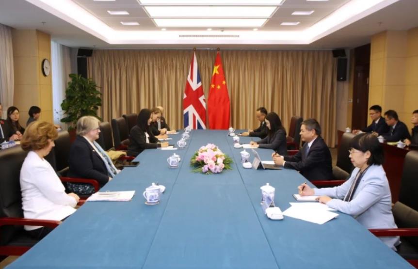 生態環境部部長黃潤秋會見英國環境、食品和農村事務大臣