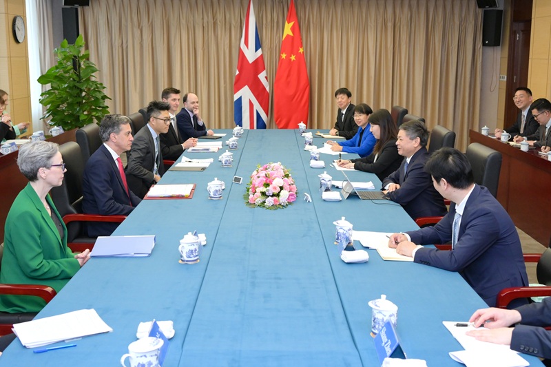 生態環境部部長黃潤秋會見英國能源安全與凈零排放大臣米利班德