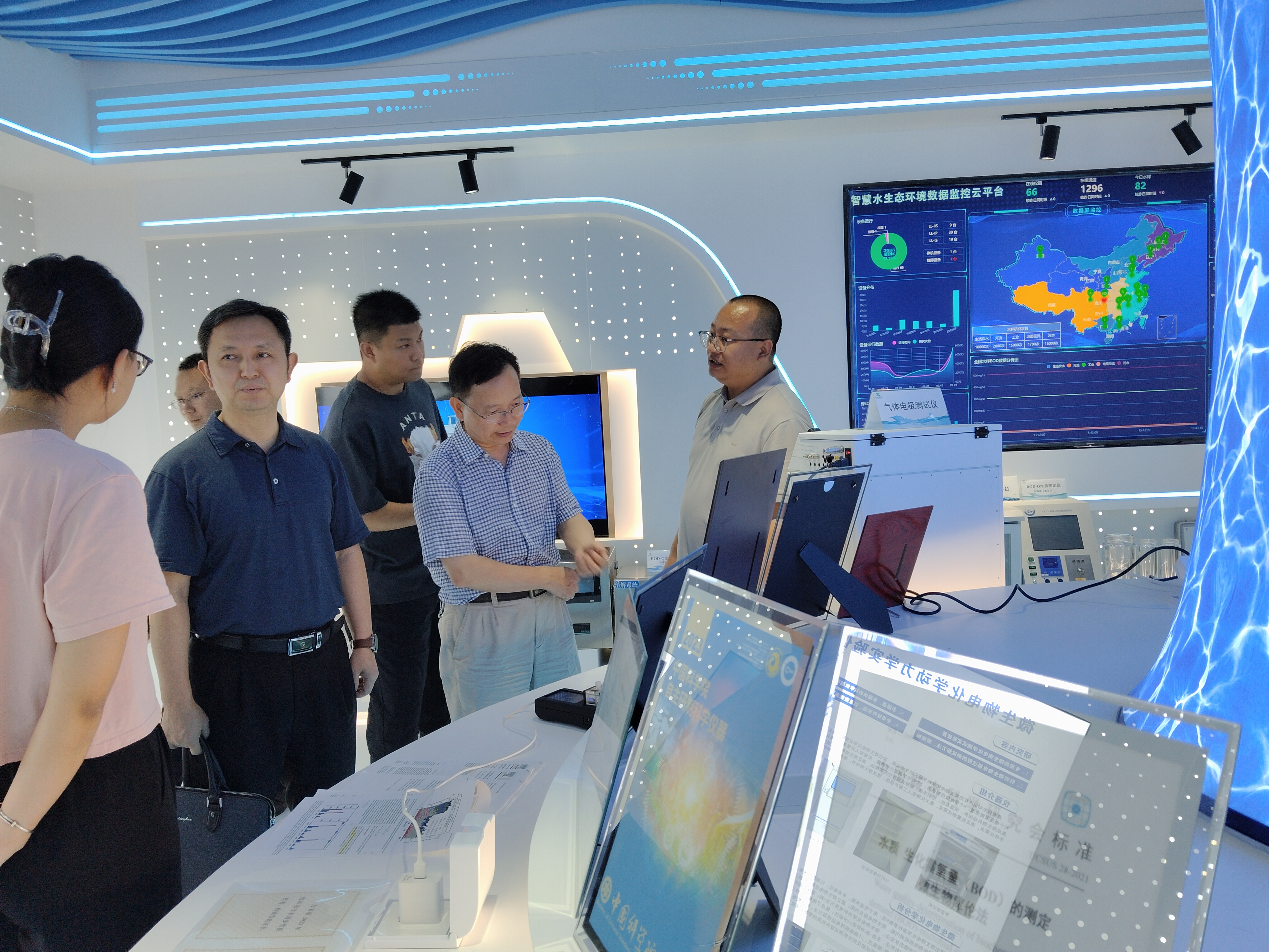 重慶市知識產權局副局長參觀我司儀器展廳