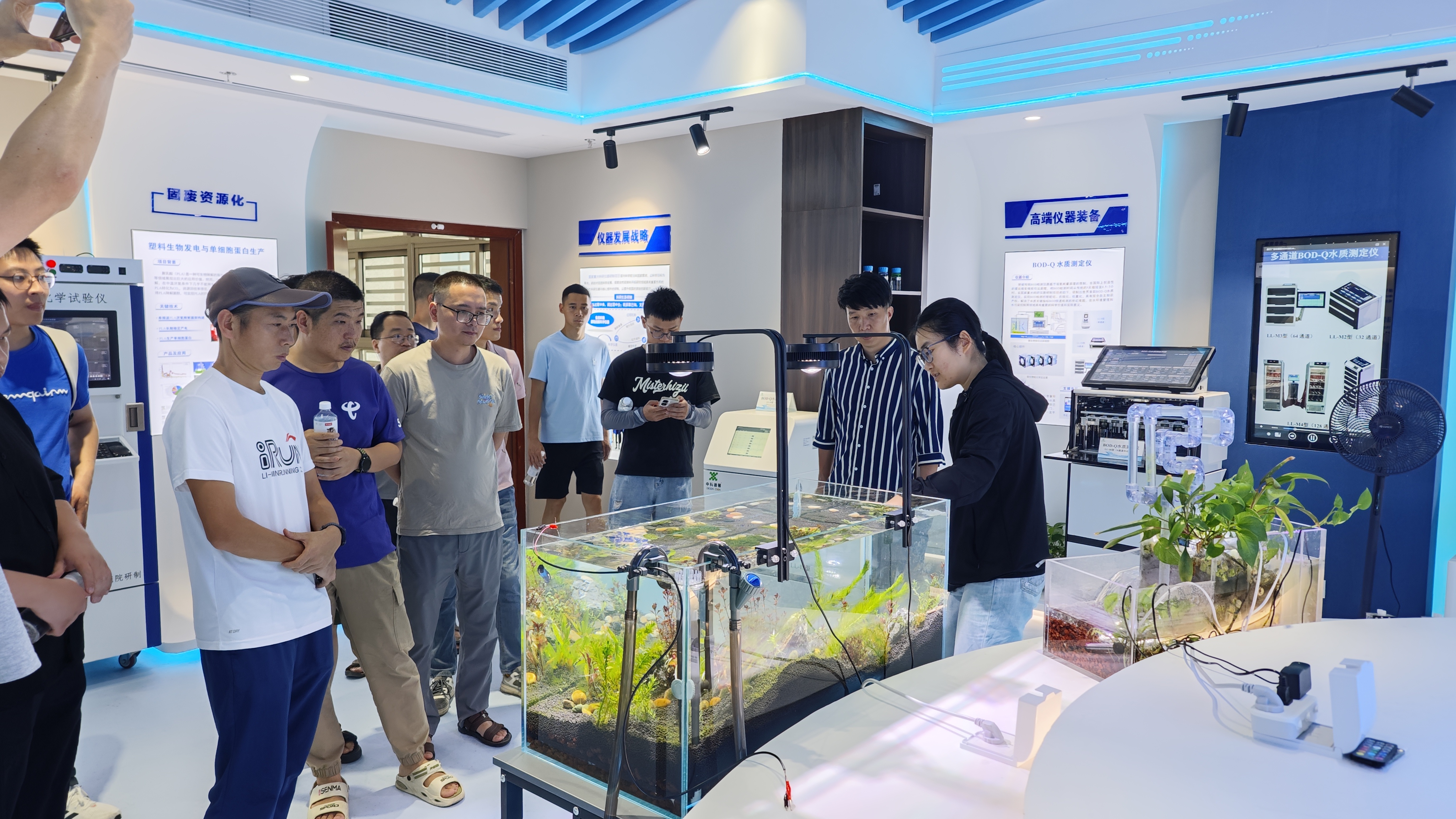 重慶軌道集團(tuán)代表團(tuán)一行參觀訪問(wèn)我司儀器裝備展廳