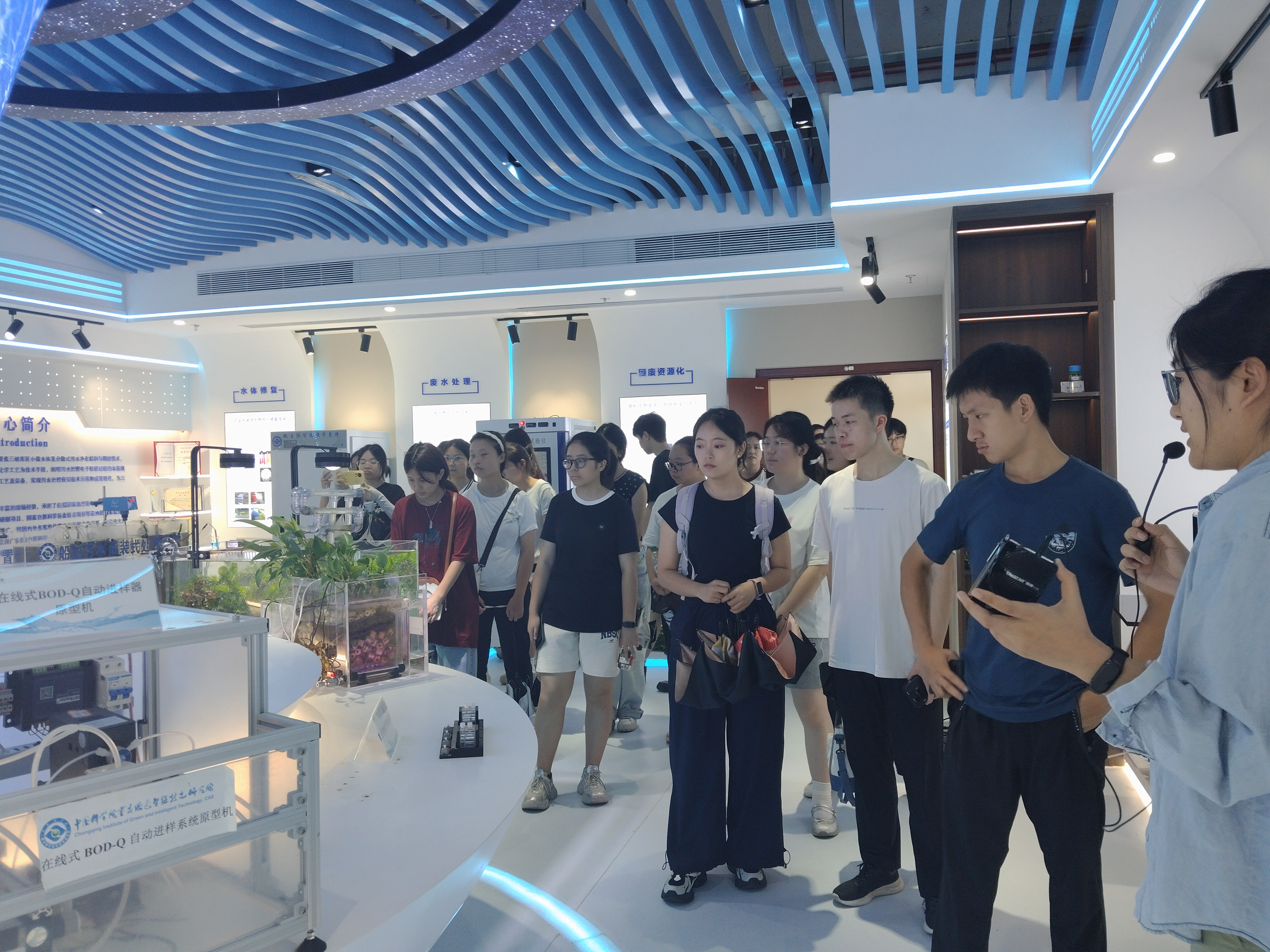 “大學(xué)生看新重慶”社會(huì)實(shí)踐團(tuán)實(shí)地探訪我司儀器展廳