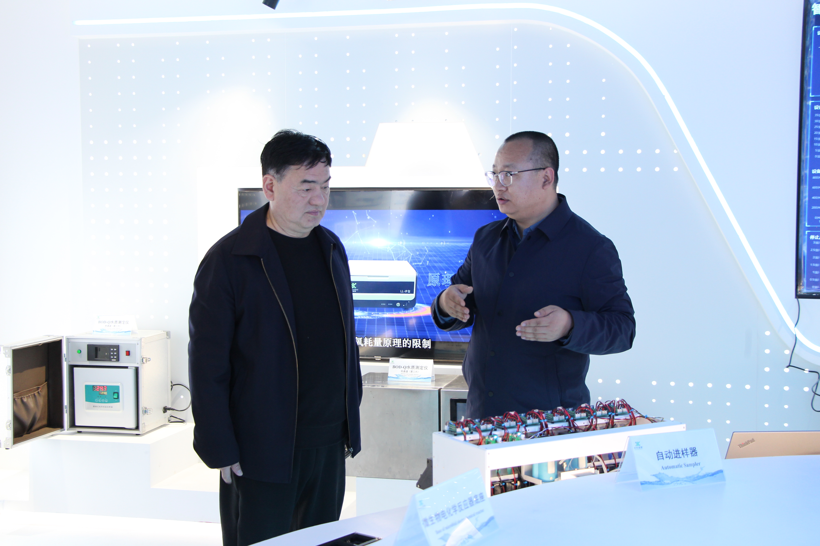 安徽省政協領導參觀我司儀器展廳