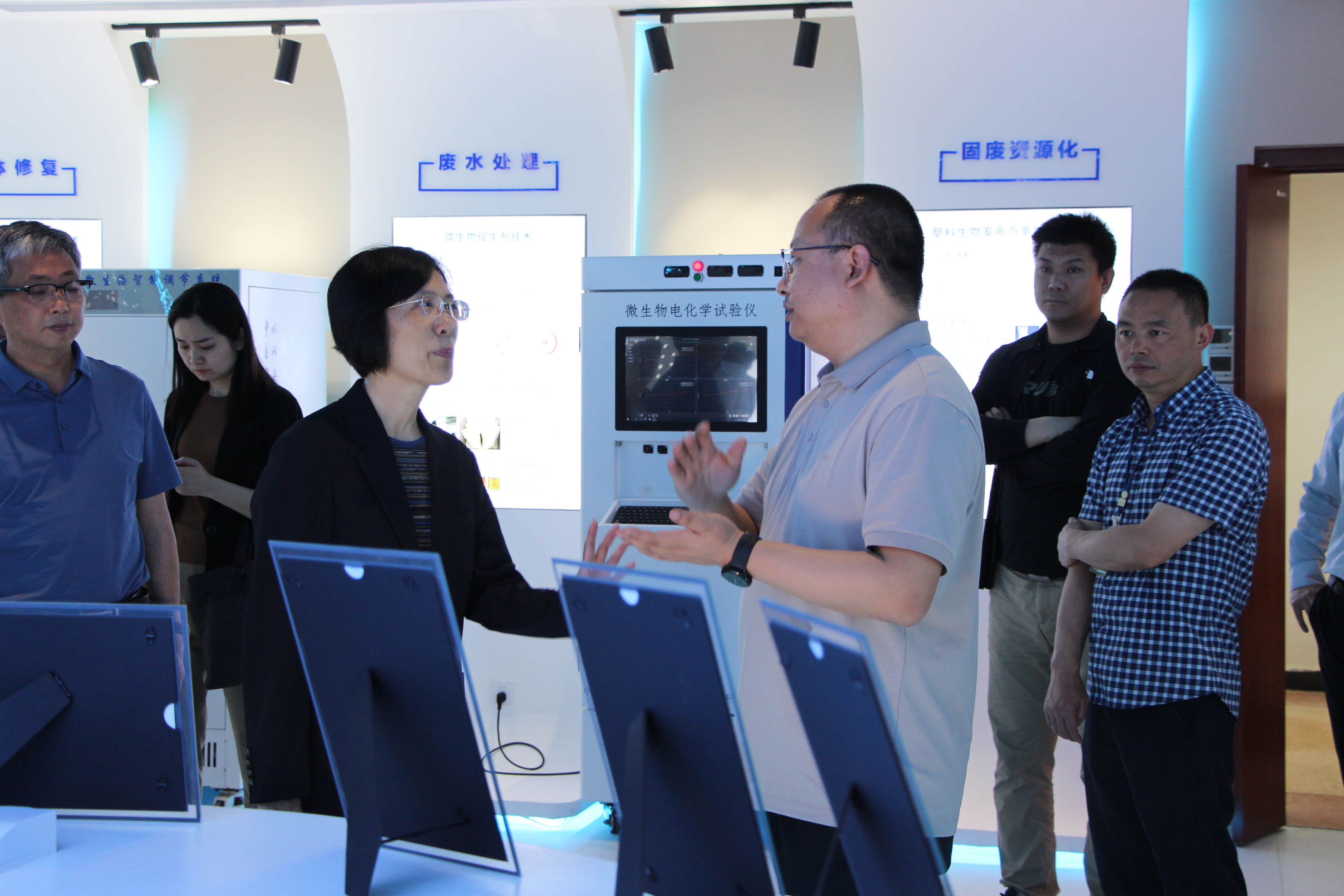 北碚區委領導一行參觀我司儀器展廳