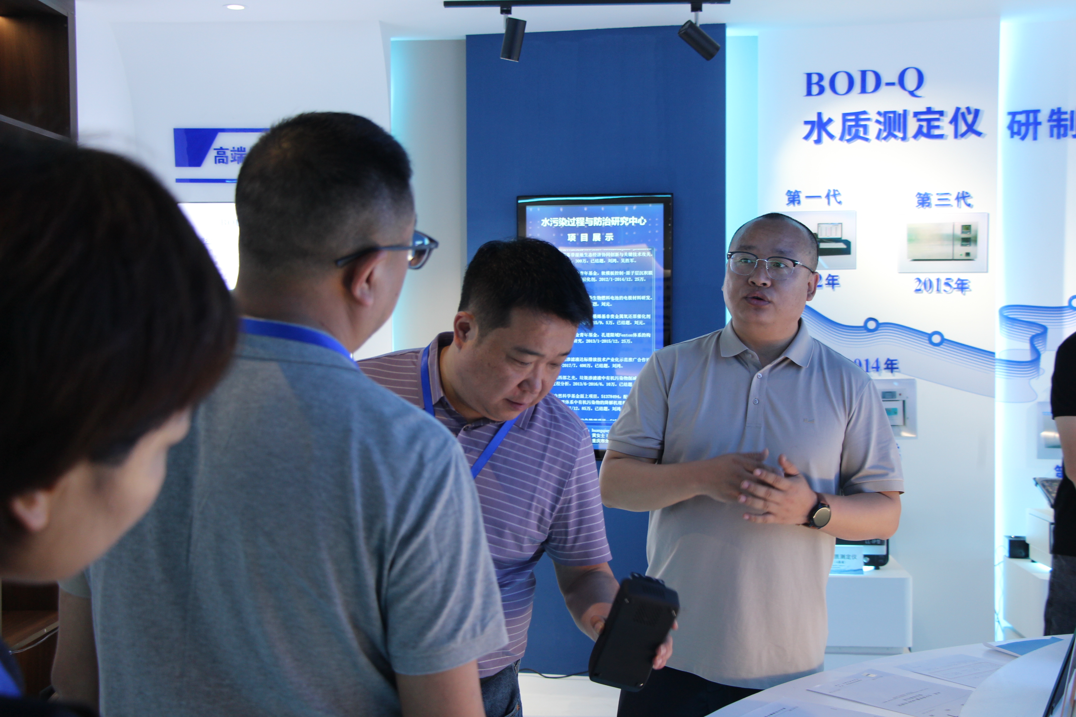 電信集團一行參觀我司儀器展廳