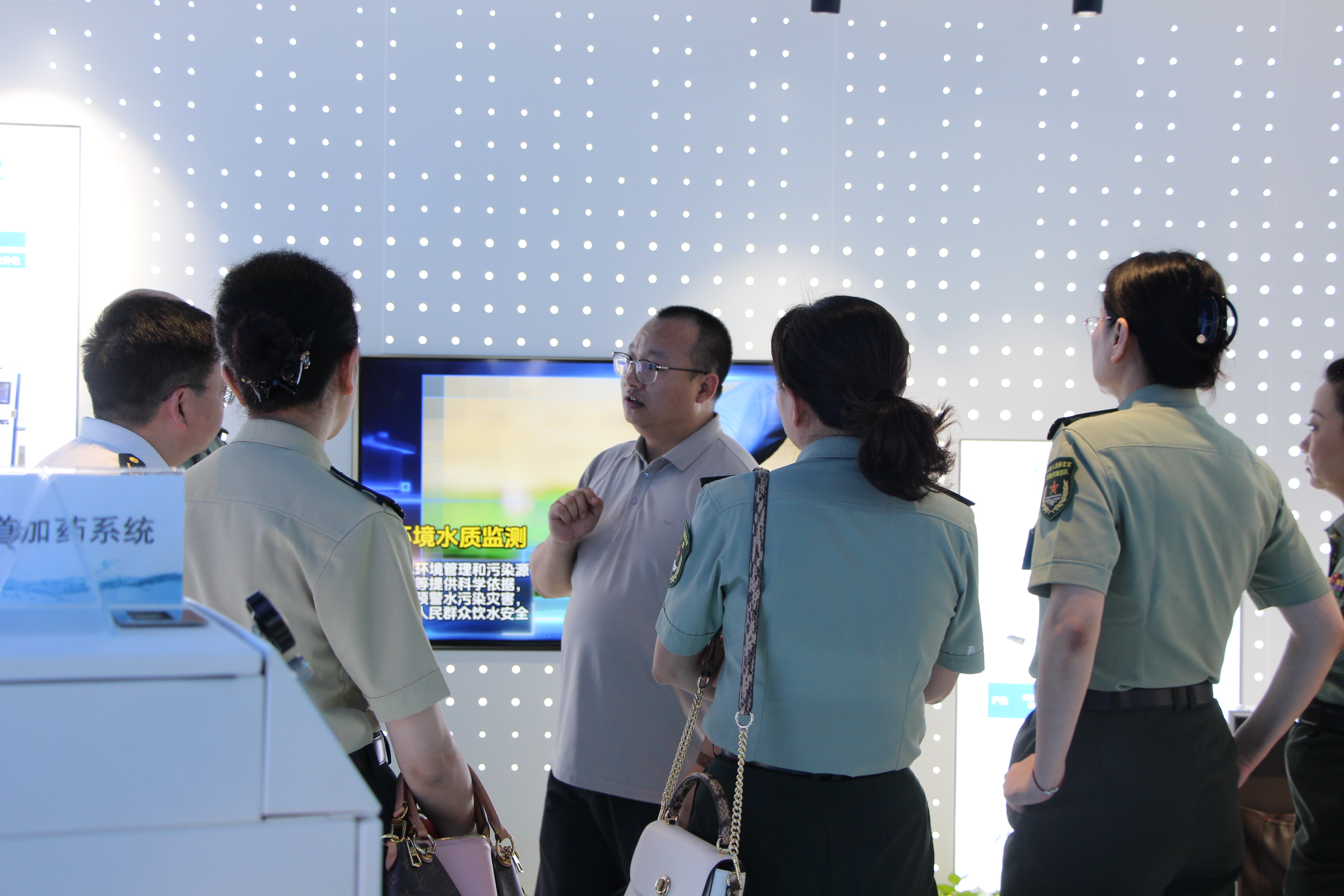 國科大一行參觀我司儀器展廳