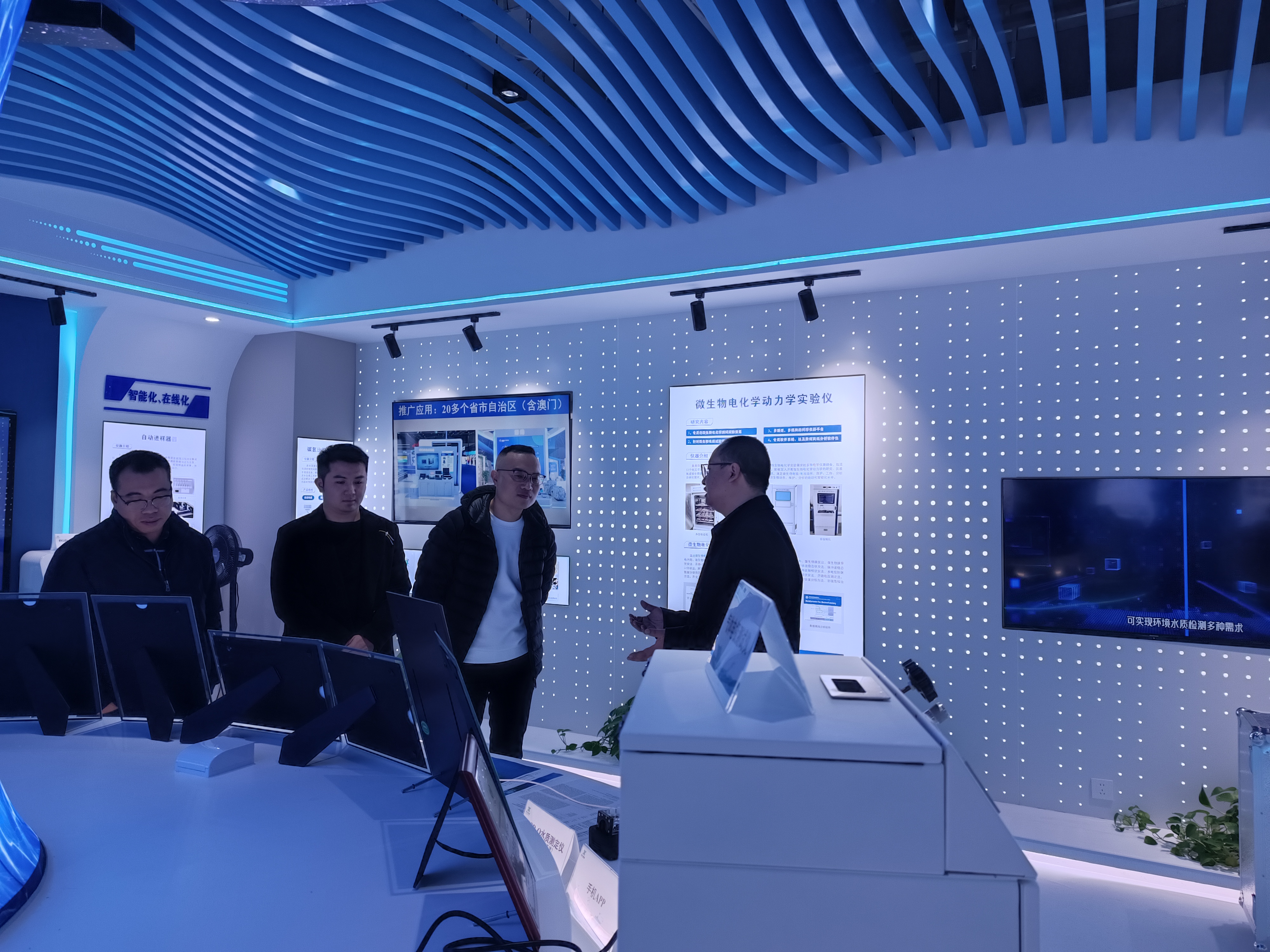 馬達加斯加金沙礦業(yè)公司一行參觀我司儀器展廳